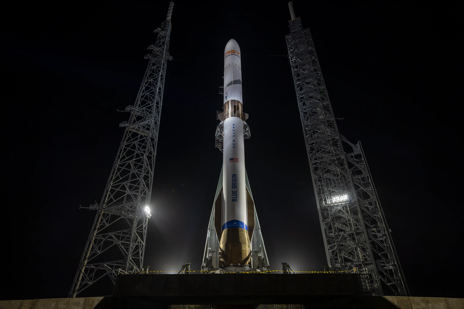 Raketa New Glenn na odpalovací rampě LC-36 před misí NG-3. (12. dubna 2026)