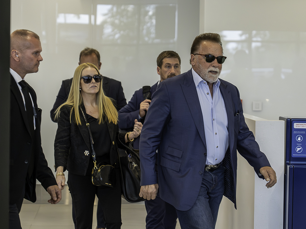 Arnold Schwarzenegger po přistání na Letišti Václava Havla Praha