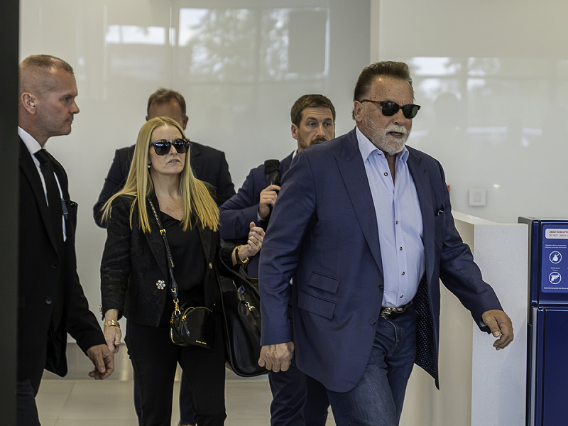 Arnold Schwarzenegger po přistání na Letišti Václava Havla Praha
