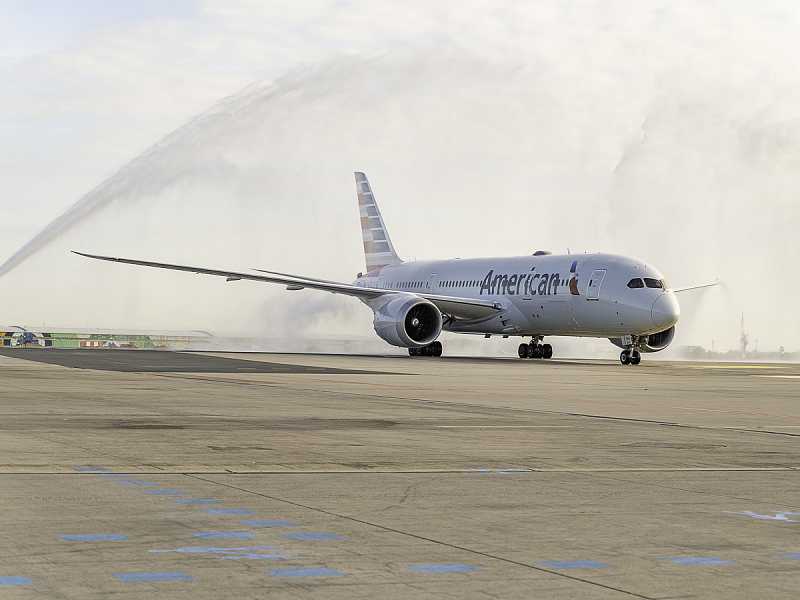 Boeing 787-8 společnosti American Airlines projíždí slavobránou