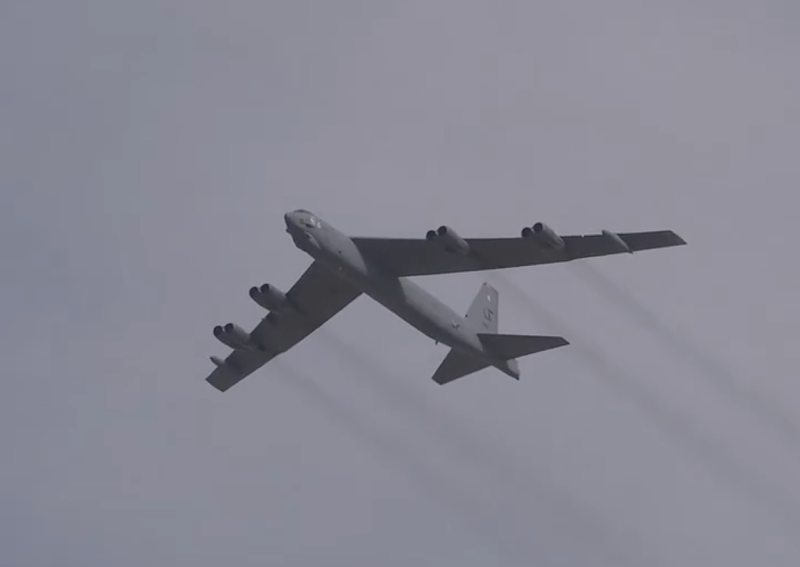 Přelet bombardéru B-52 na Dubai Airshow
