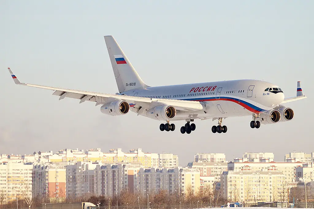 Rossiya_-_Special_Flight_Squadron,_RA-96018,_Ilyushin_IL96-300PU_(32182468532).jpg