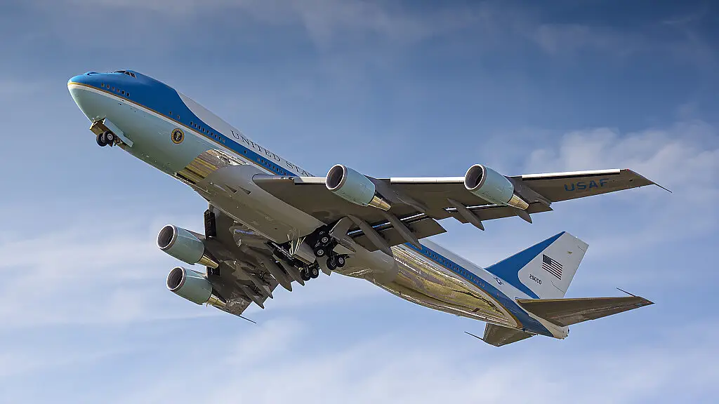 Air_Force_One_-_Boeing_VC-25A_92-9000_(SAM29000).jpg