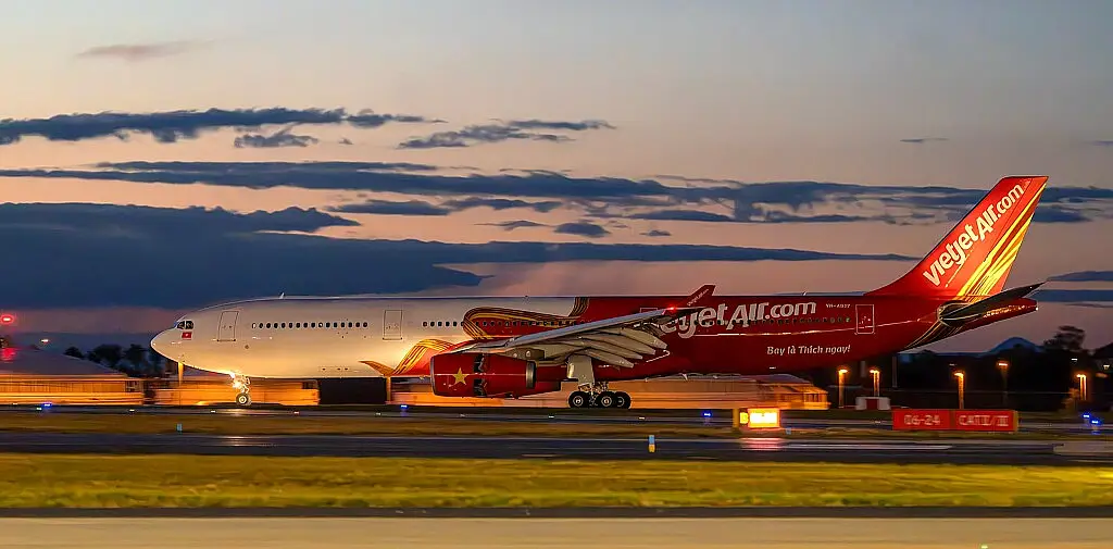 vietjet - prague - airport - plane.jpg
