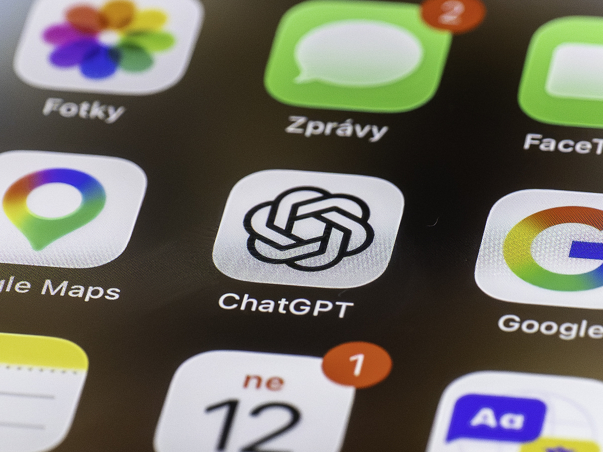 Aplikace ChatGPT na mobilním telefonu