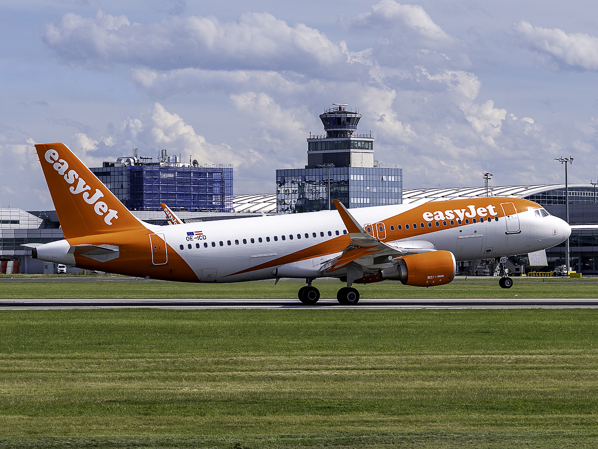 Letadlo Easyjet při přistání na Letišti Praha
