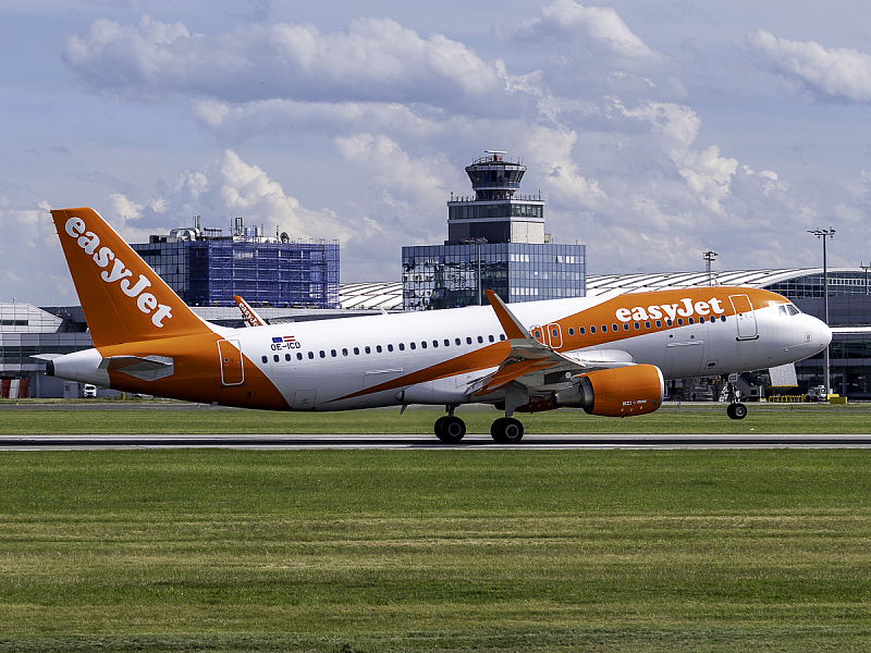 Letadlo Easyjet při přistání na Letišti Praha