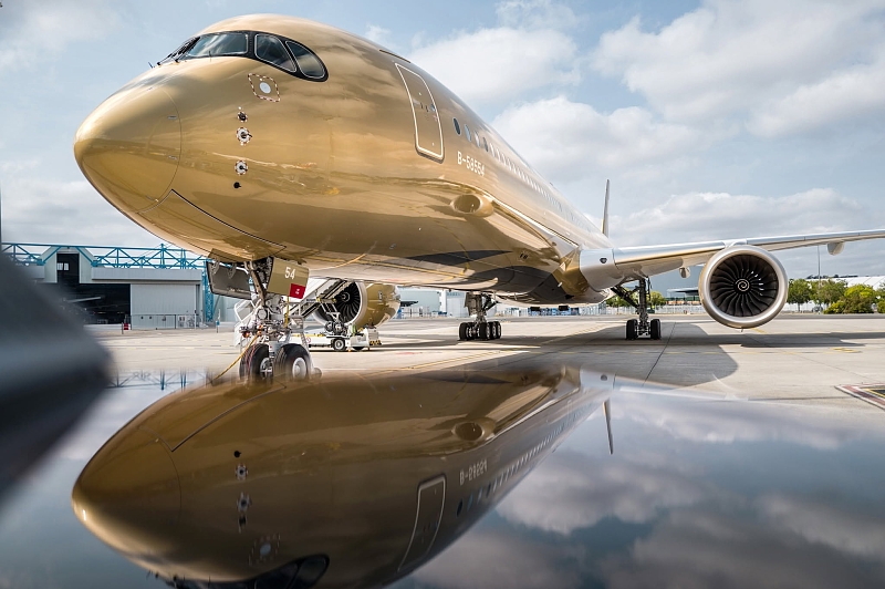 STARLUX AIRSORAYAMA Airbus A350