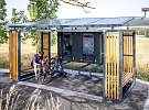 Dobije elektrokolo i mobil uprostřed přírody. Český startup staví stanice, které nepotřebují elektrickou síť