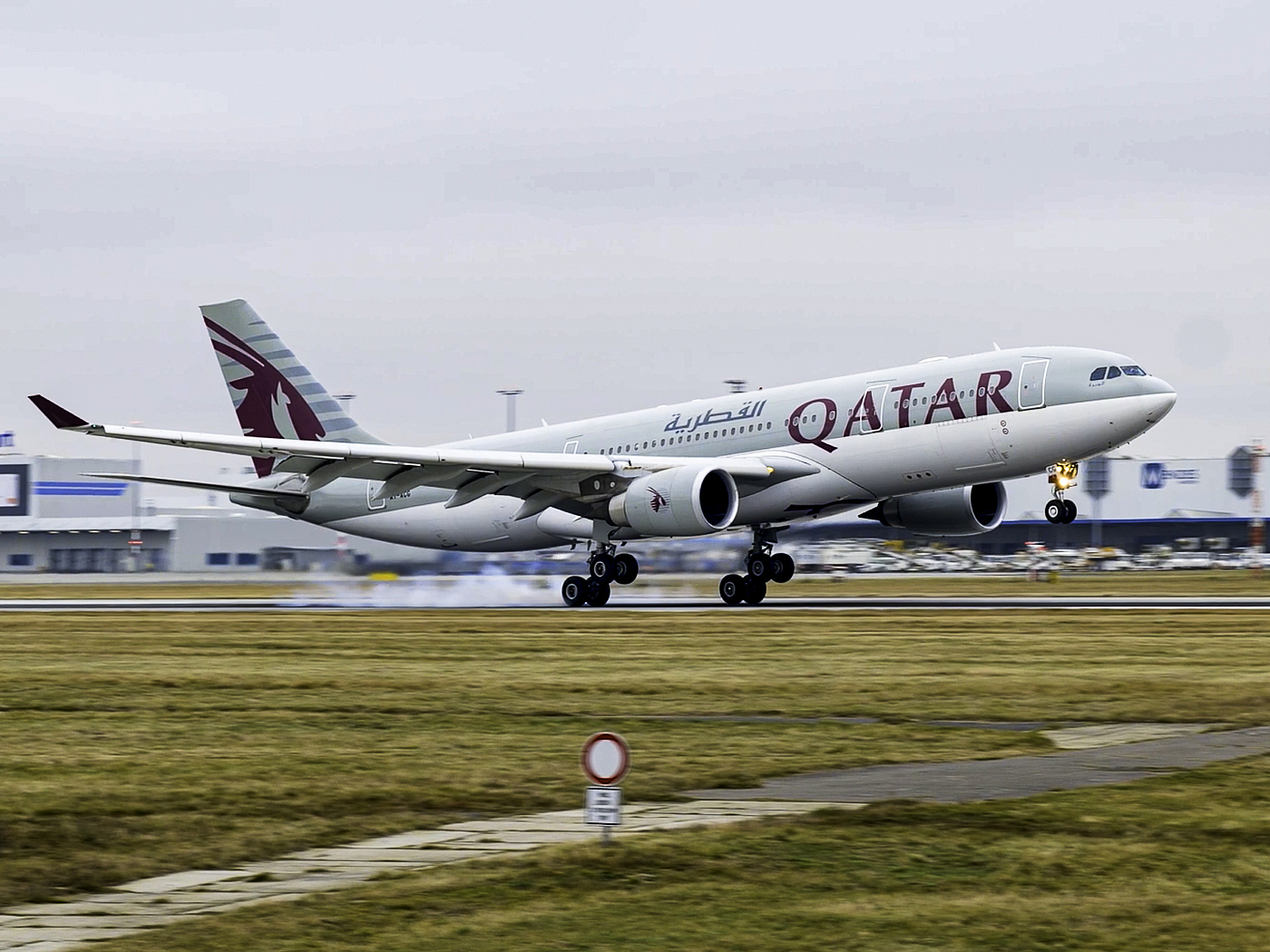 Letadlo Airbus A330 společnosti Qatar Airways při přistání na Letišti Praha