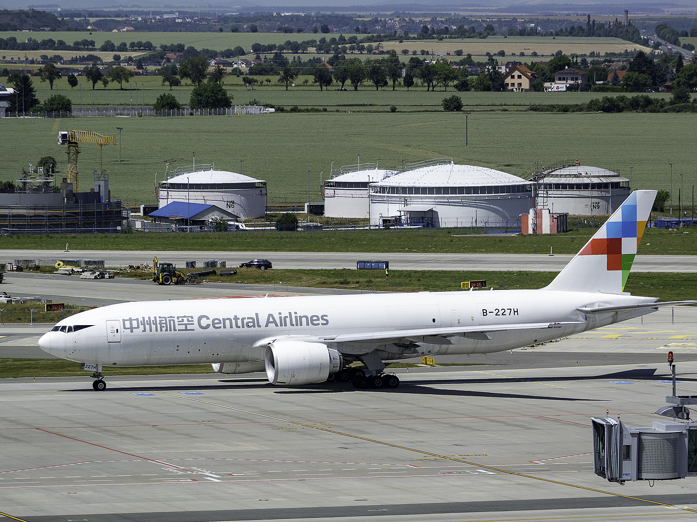 Letadlo Central Airlines pojíždí kolem nádrží s leteckým palivem (ilustrační foto)