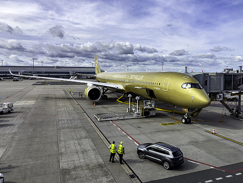 REPORTÁŽ: Zlatý Airbus STARLUX AIRSORAYAMA zažil evropskou premiéru v Praze. Luxus i na palubě