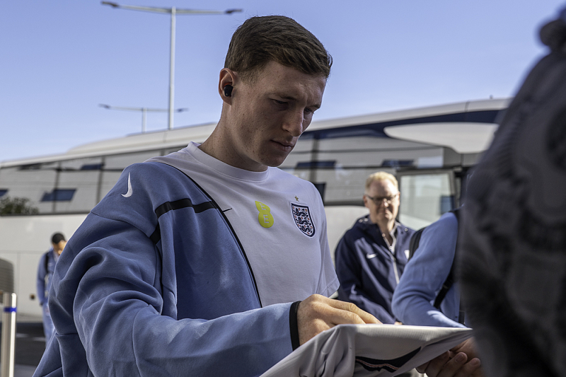 Anglická fotbalová reprezentace rozdává podpisy českým fanouškům před odletem