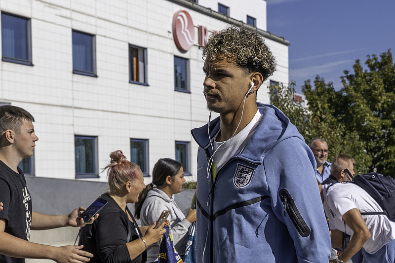 Anglická fotbalová reprezentace rozdává podpisy českým fanouškům před odletem