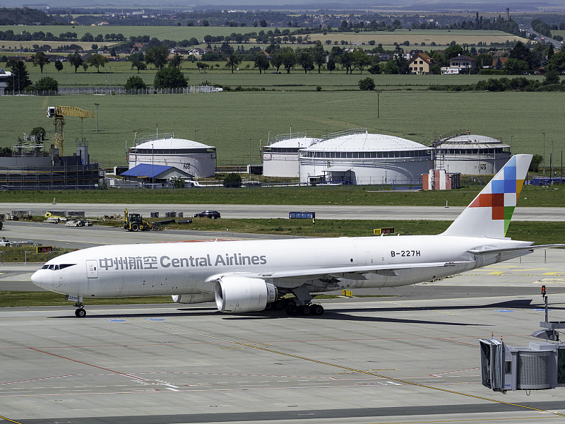 Letadlo Central Airlines pojíždí kolem nádrží s leteckým palivem (ilustrační foto)