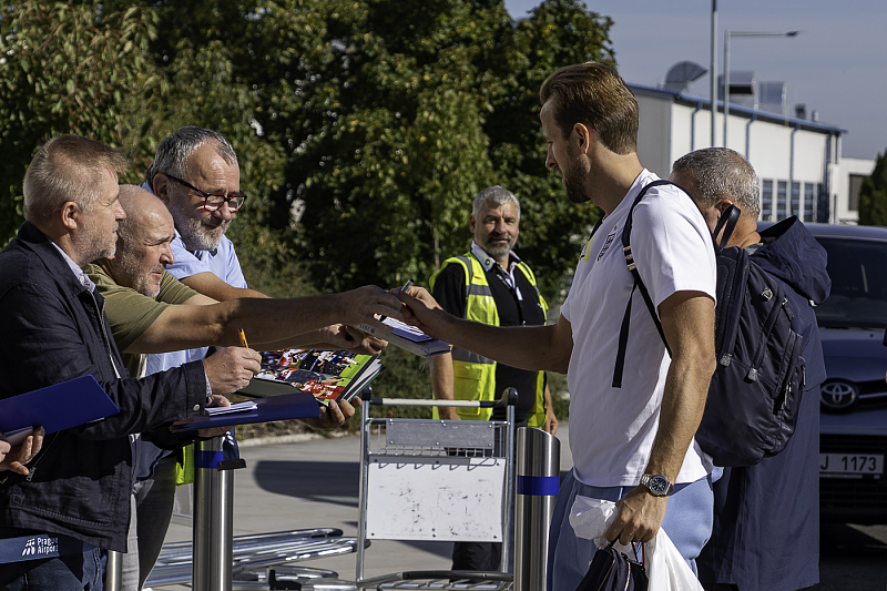 Harry Kane se podepisuje českým fanouškům před Letištěm Praha
