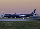Praha přivítala druhé letadlo AIRSORAYAMA. Stříbrný Airbus A350 přiletěl za rozbřesku