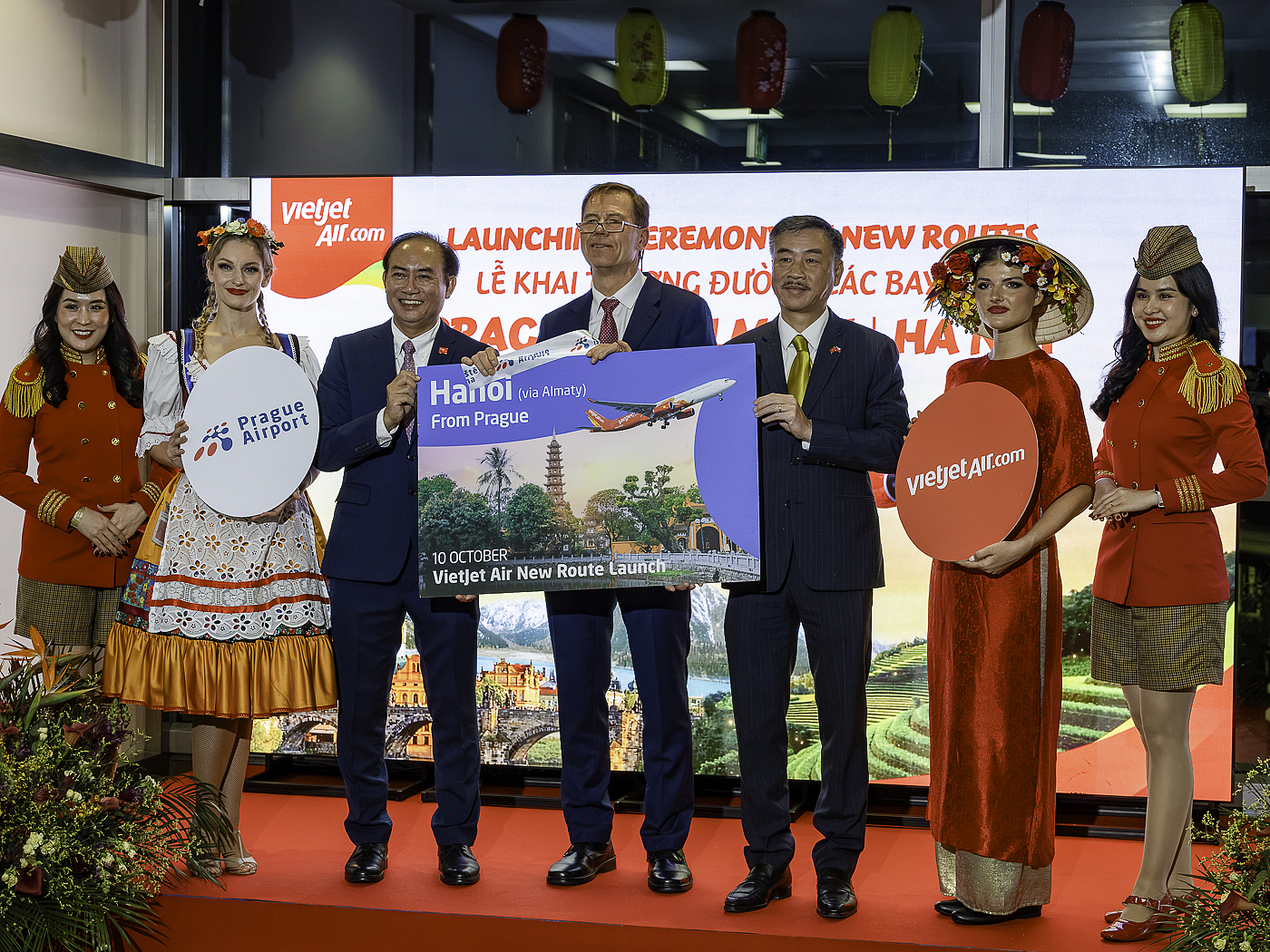 Slavnost na Letišti Praha při inauguračním letu Vietjetu z Hanoje