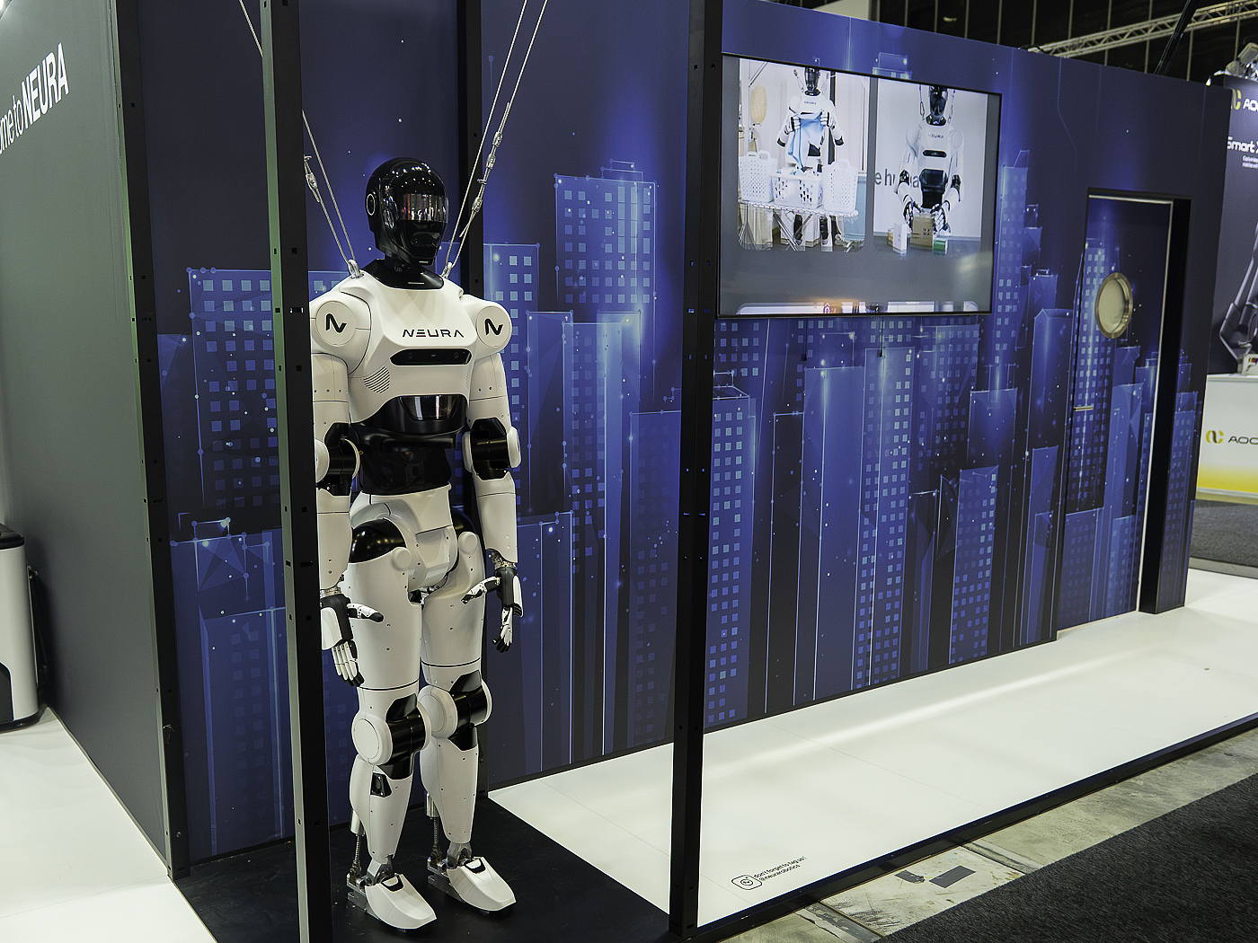 Humanoidní robot Neura na veletrhu IFA Berlin