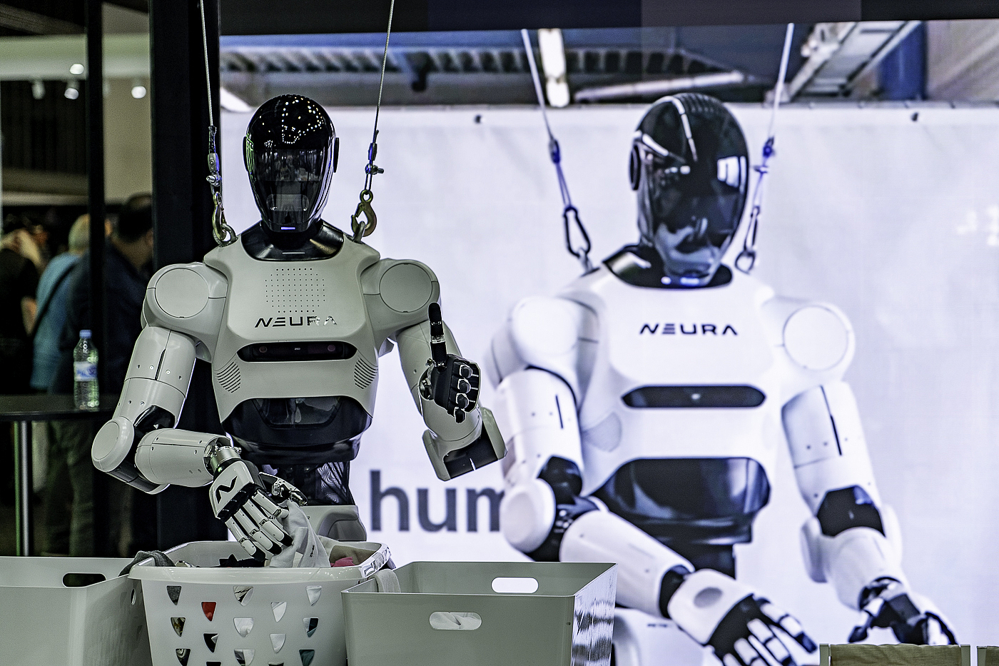 Humanoidní roboti Neura z Německa na veletrhu IFA Berlín