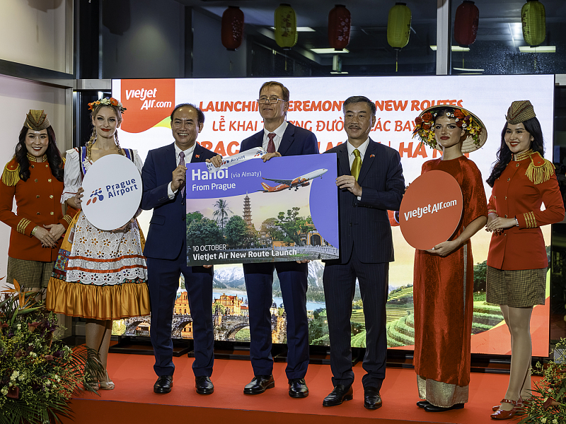 Slavnost na Letišti Praha při inauguračním letu Vietjetu z Hanoje