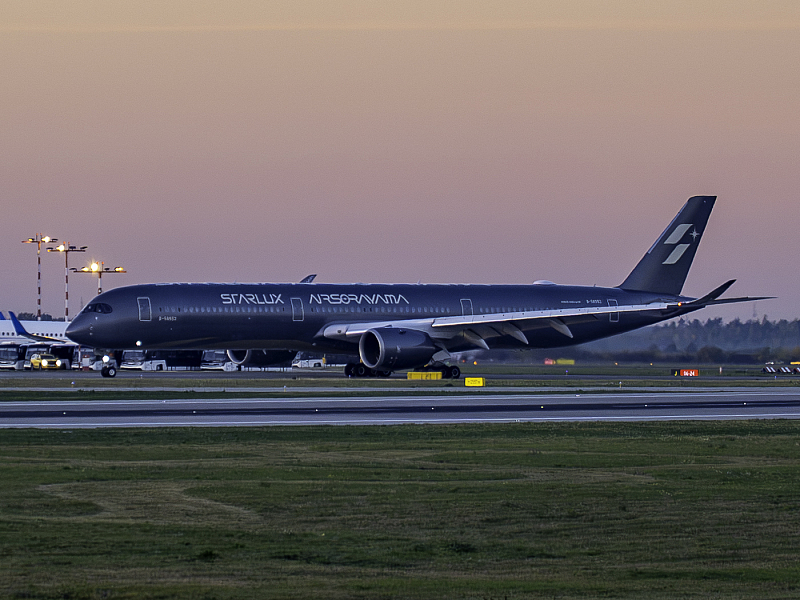 Airbus A350 STARLUX Airsorayama silver poprvé v Praze