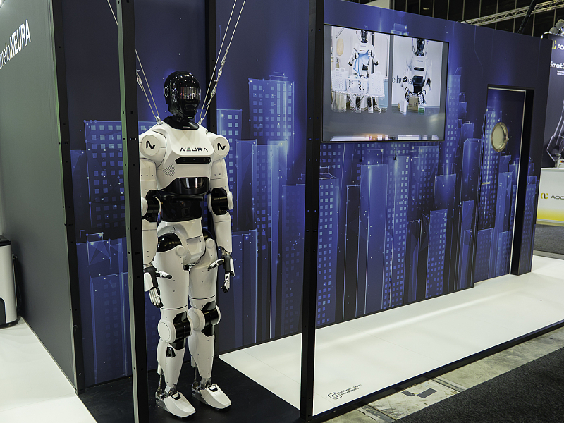 Humanoidní robot Neura na veletrhu IFA Berlin