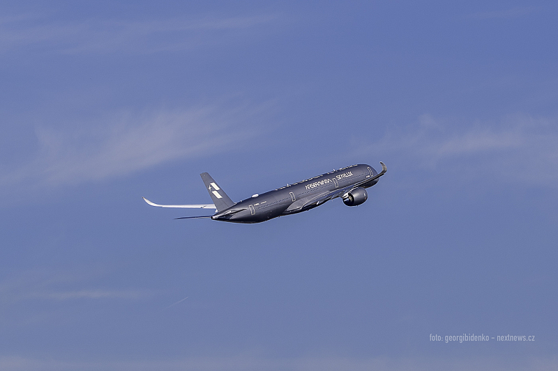 Odlet letadla Airbus A350 Starlux AIRSORAYAMA z Letiště Praha