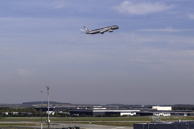Odlet letadla Airbus A350 Starlux AIRSORAYAMA z Letiště Praha