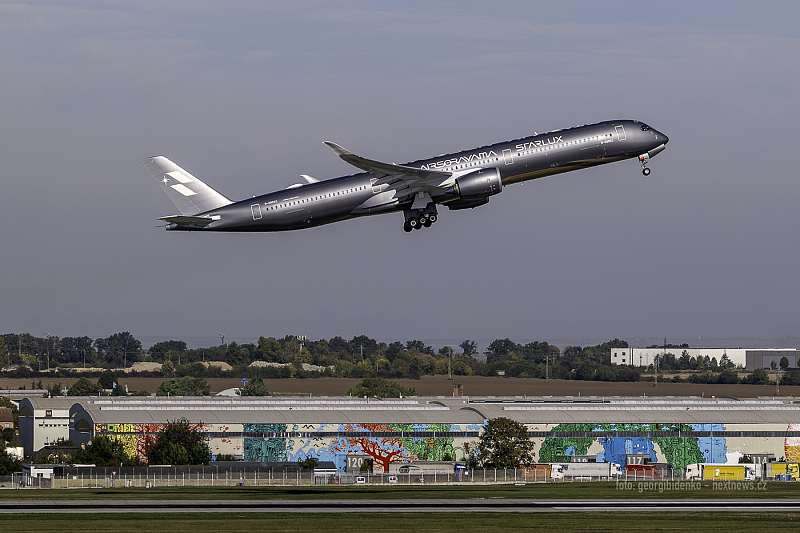 Odlet letadla Airbus A350 Starlux AIRSORAYAMA z Letiště Praha