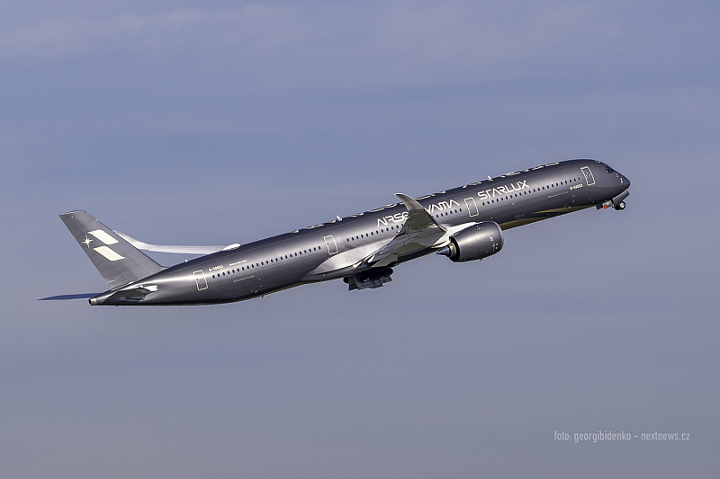Odlet letadla Airbus A350 Starlux AIRSORAYAMA z Letiště Praha