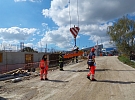 Dělník spadl v Pardubicích z výšky šesti metrů, z místa ho transportoval vrtulník