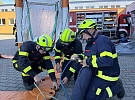 Únik chloru u školy prověřil připravenost hasičů i pedagogů. Součástí cvičení byla invakuace žáků