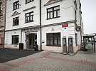 Balíky uprostřed silnice ve Svobodově ulici, řidič dodávky zapomněl zavřít dveře