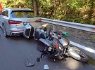 Střet motocyklu s autem mezi Jáchymovem a Božím Darem si vyžádal zásah záchranářů