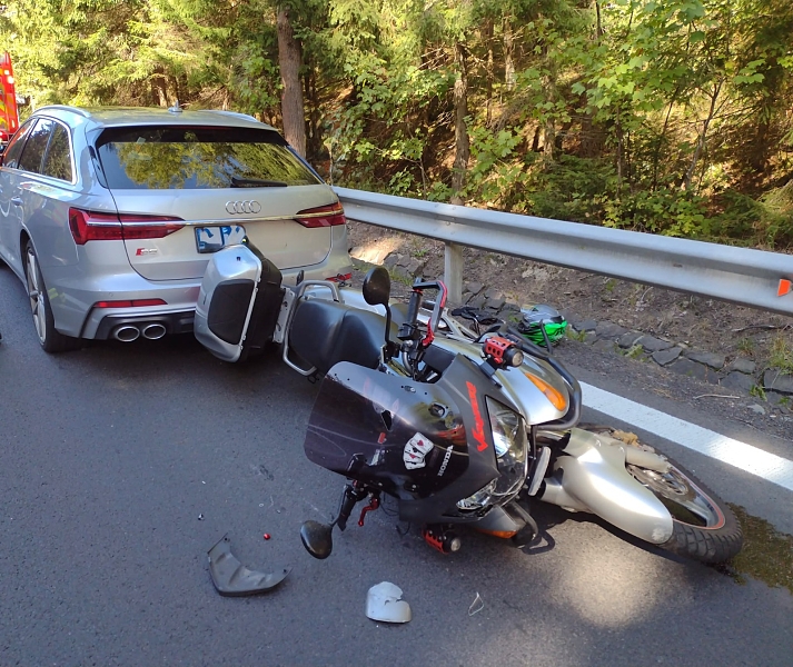 Střet motocyklu s autem mezi Jáchymovem a Božím Darem