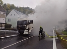 Kamion začal za jízdy hořet, plameny se šířily z motorového prostoru