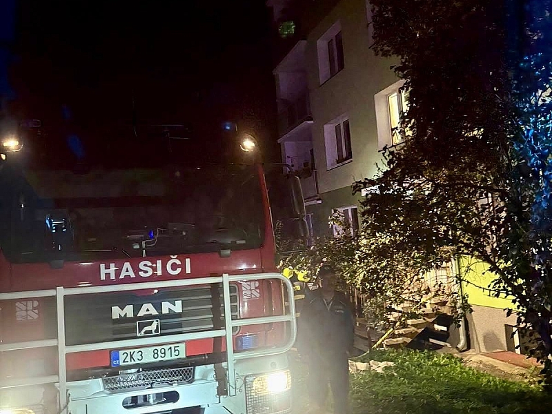 Hasiči zachránili ze zakouřeného bytového domu v Lubech 14 lidí